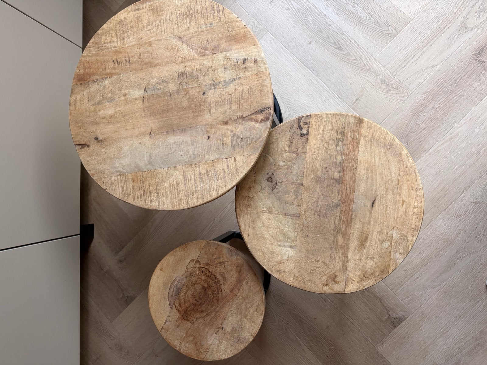 Set van 3 ronde bijzettafels van mangohout en metaal, Huis en Inrichting, Ophalen, Minder dan 45 cm, Minder dan 55 cm, Gebruikt