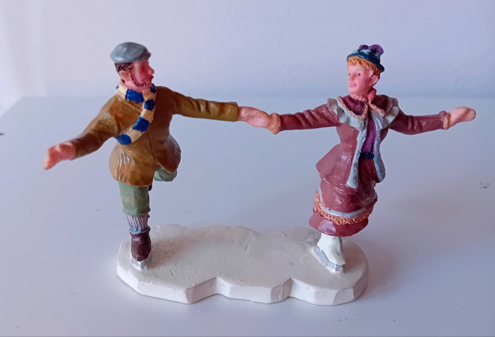 Lemax ice dancers, retired, Lemax figuur Kerstdorp, Diversen, Ophalen of Verzenden, Nieuw