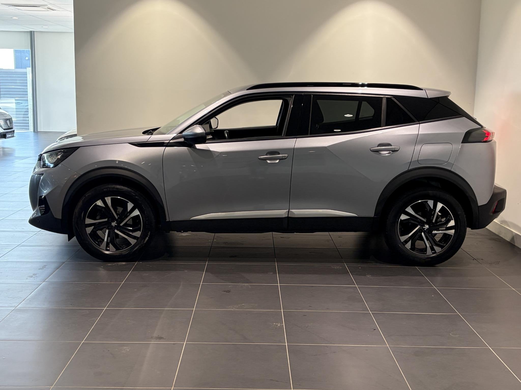 Peugeot 2008 Blue Lease Allure - STOELVERWARMING - NAVIGATIE, Auto's, Gebruikt, Euro 6, 1199 cc, Leder en Stof