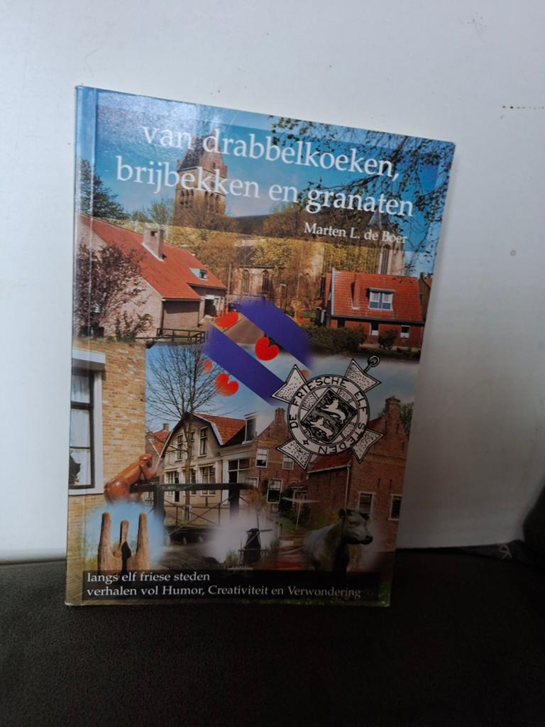 Van Drabbelkoeken, Brijbekken en Granaten - Friese Steden, Ophalen of Verzenden, Zo goed als nieuw, Marten L. de Best, Nederland
