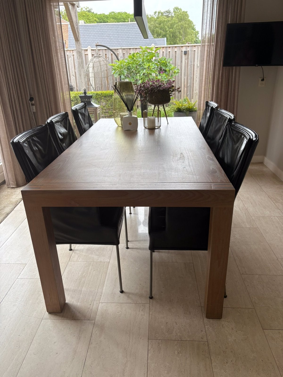 Nette Eettafel hout met 6 zwarte leren stoelen. 2.00x1.00 m, Huis en Inrichting, Complete eetkamers, Ophalen, Gebruikt, 4 tot 6 stoelen