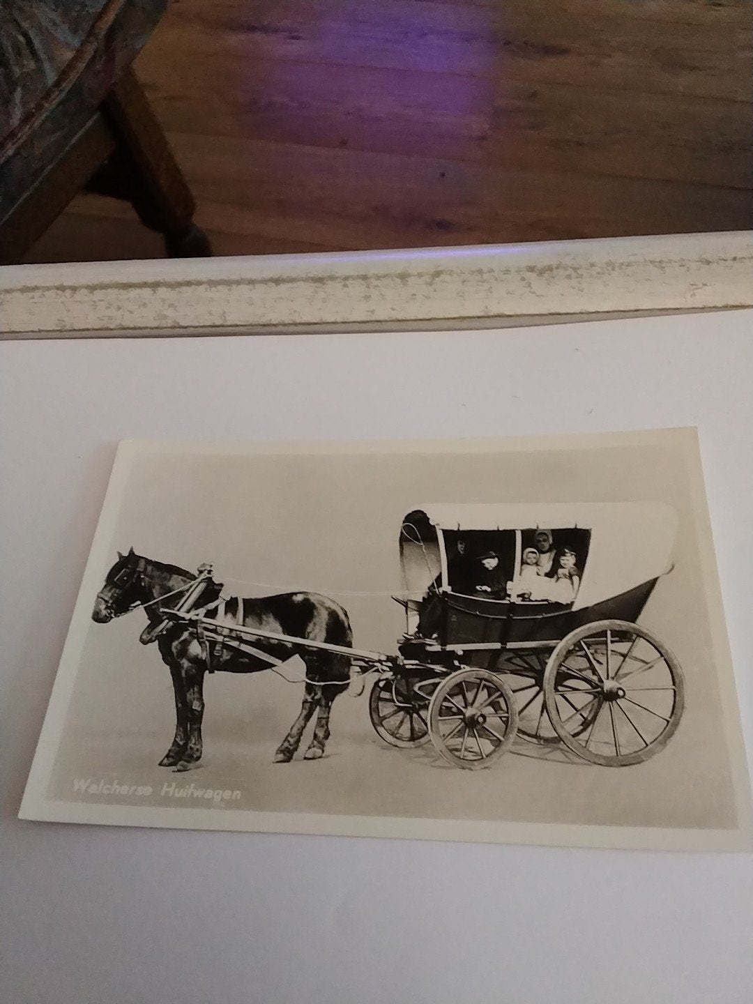 Oude ansichtkaart: Walcherse Huifwagen met mensen, Ophalen of Verzenden, Voor 1920, Gelopen, Klederdracht