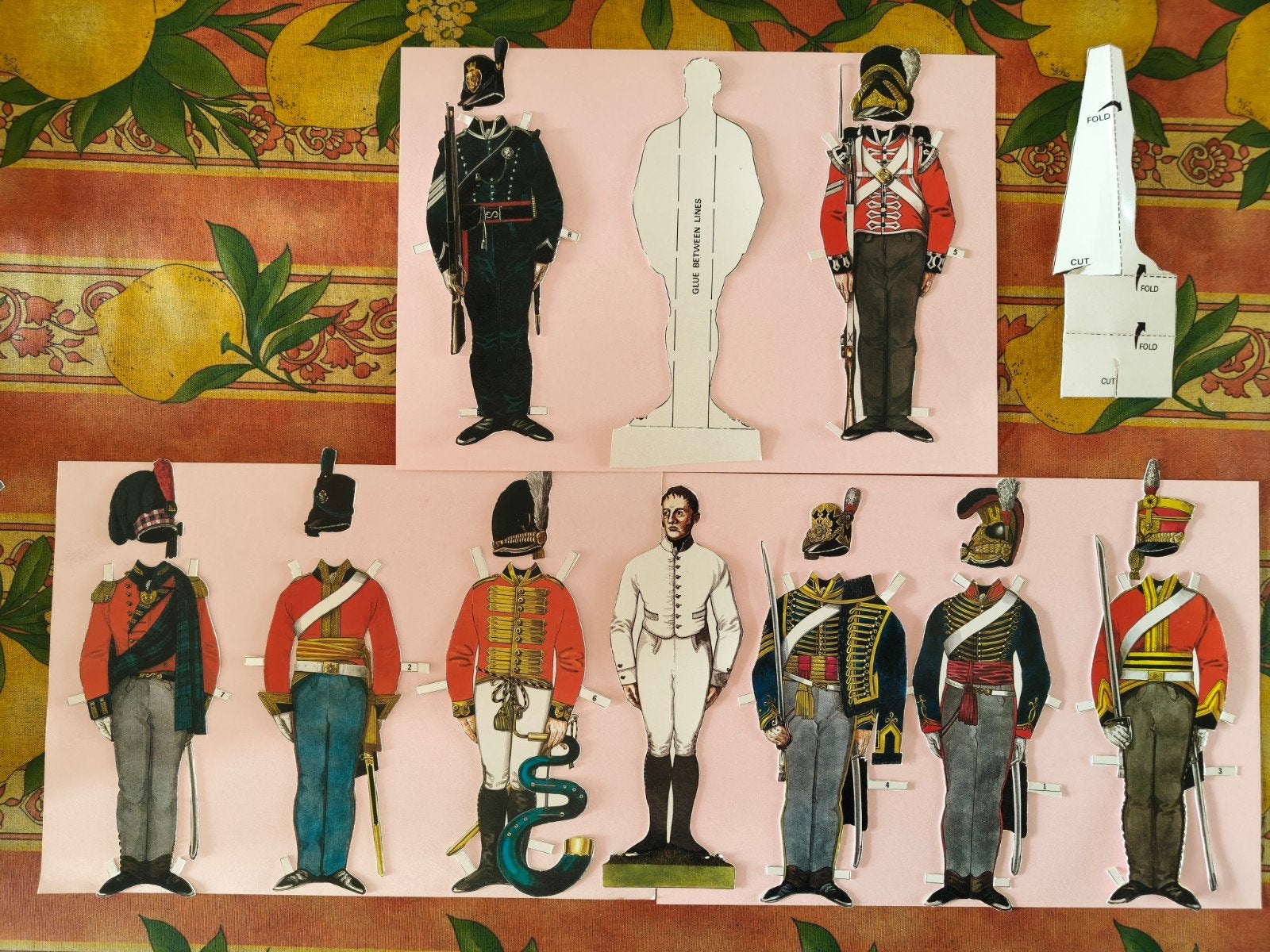 Vintage papieren poppen met militaire uniformen, Ophalen of Verzenden, Gebruikt