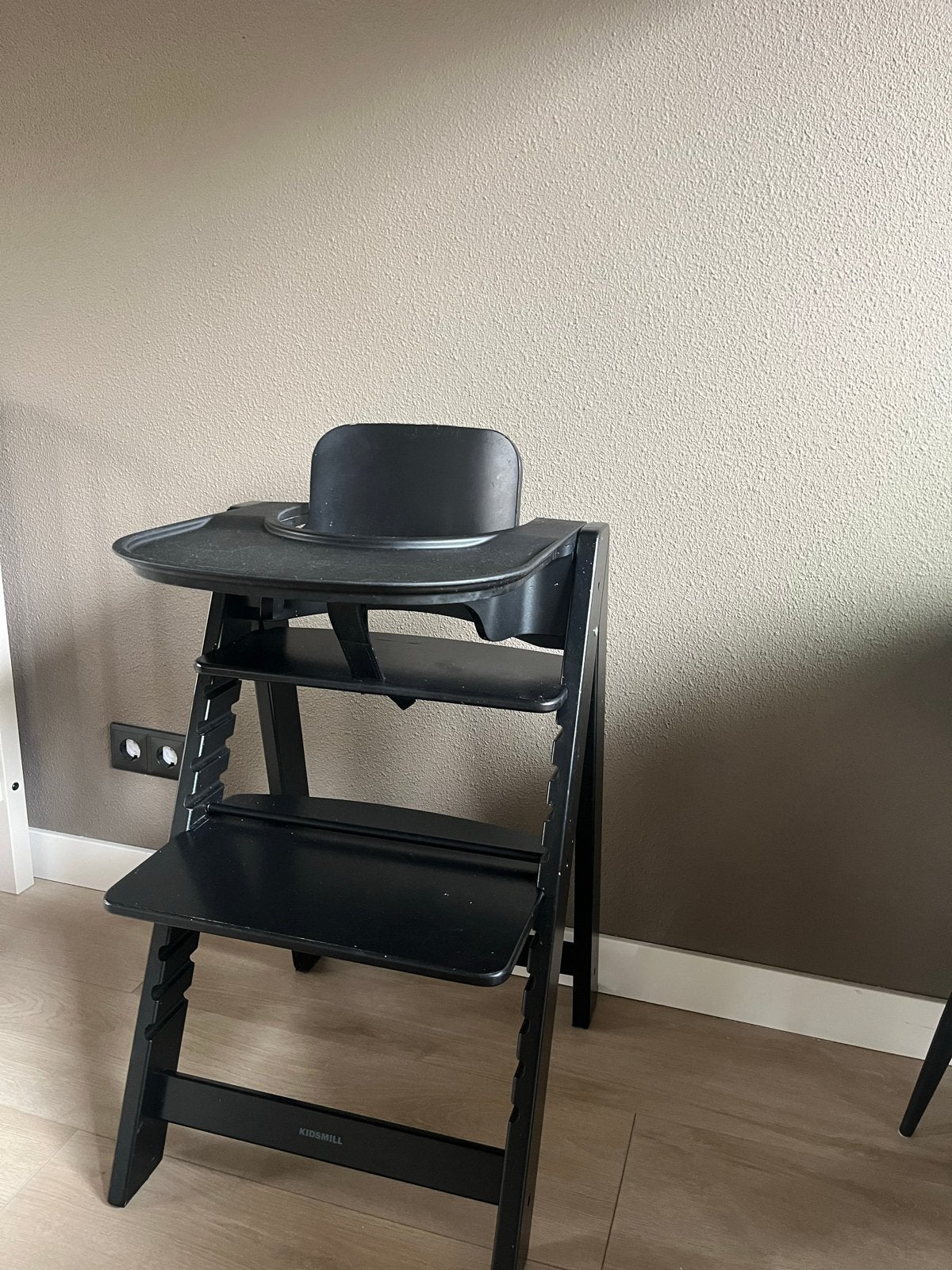 Kidsmill kinderstoel met tafelblad, kussenset en tuigje, Kinderen en Baby's, Kinderstoelen, Ophalen, Gebruikt, Meegroeistoel, Afneembaar eetblad