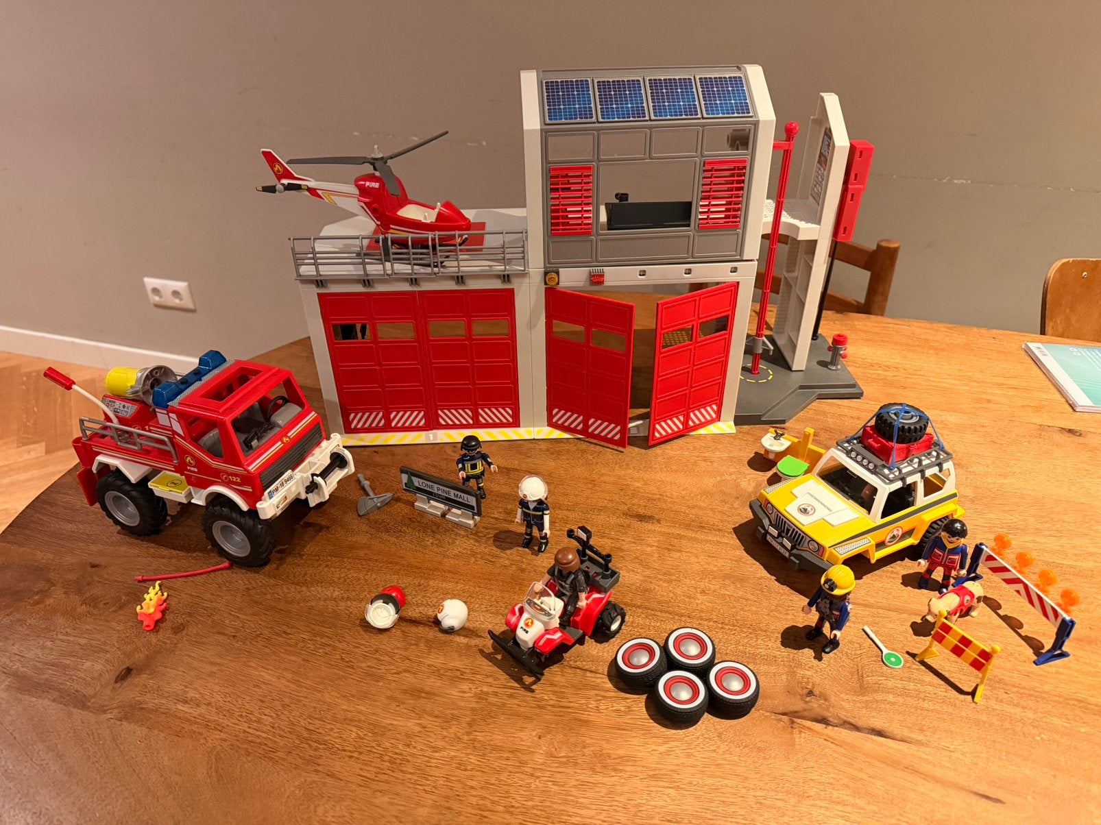 Playmobil brandweerkazerne 9462 + helikopter en extra’s, Ophalen, Gebouw, Complete set, Zo goed als nieuw