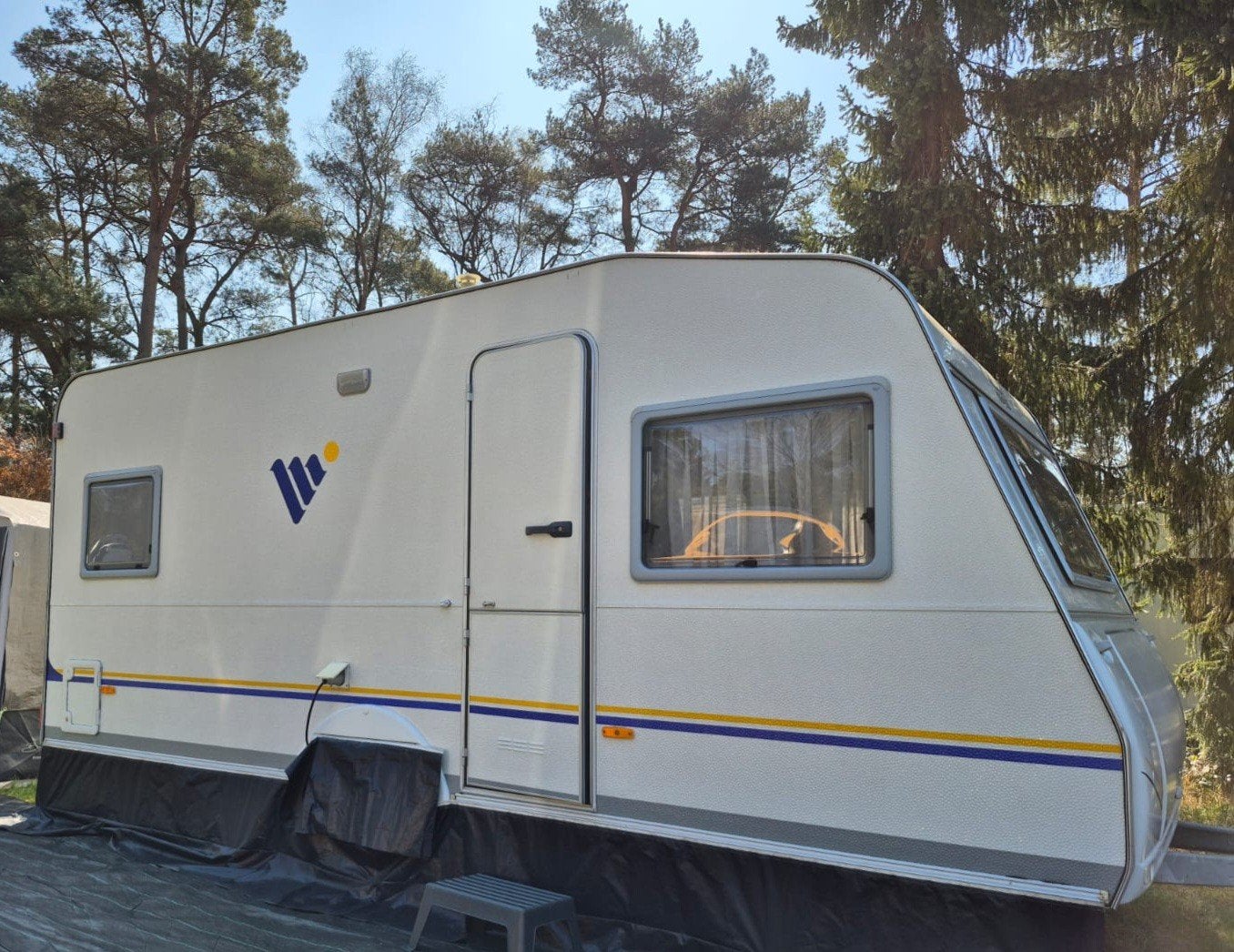Carvan Knaus Vimara V450, Rondzit, Kachel, Frans bed, 750 - 1000 kg