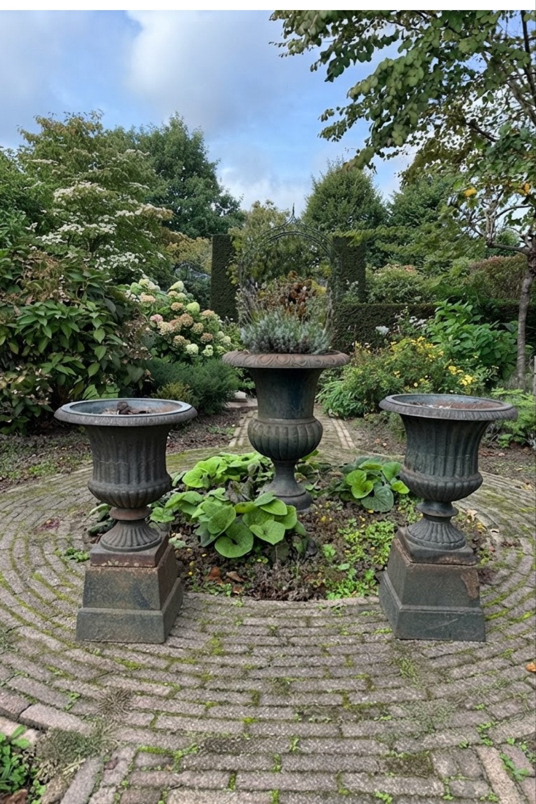 Set van 3 klassieke gietijzeren tuinpotten met mooi patina, Ophalen, Gebruikt, Minder dan 60 cm, Rond