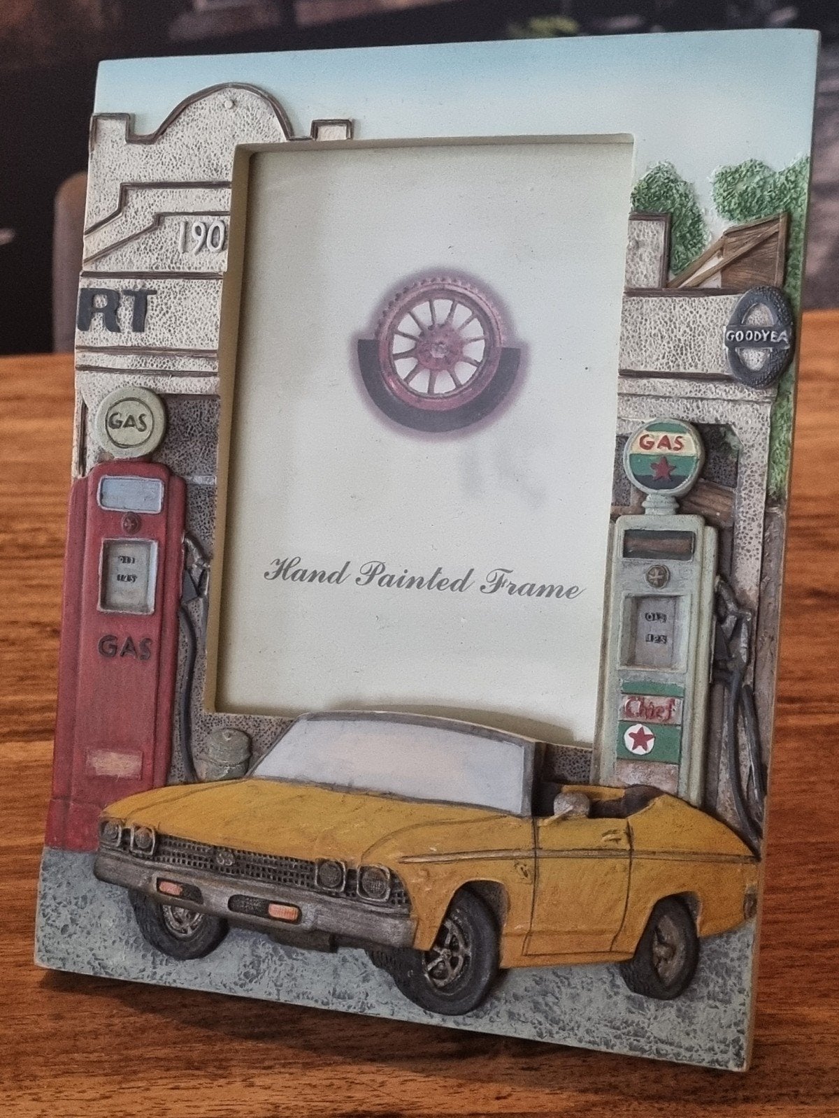 Fotolijst met klassieke auto en benzinestation, Ophalen of Verzenden, Zo goed als nieuw, Auto's