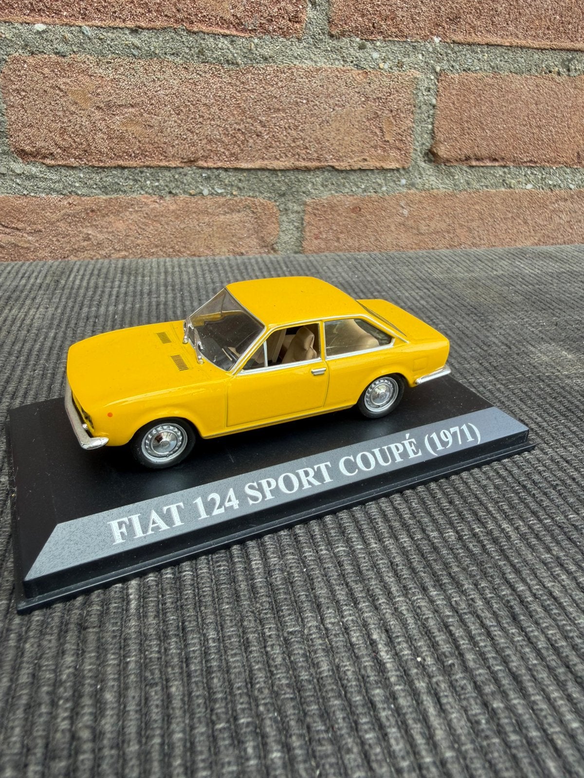 1:43 Ixo Fiat 124 Sport coupé …… 15,-, Hobby en Vrije tijd, Modelauto's | 1:43, Ophalen of Verzenden, Zo goed als nieuw, Auto