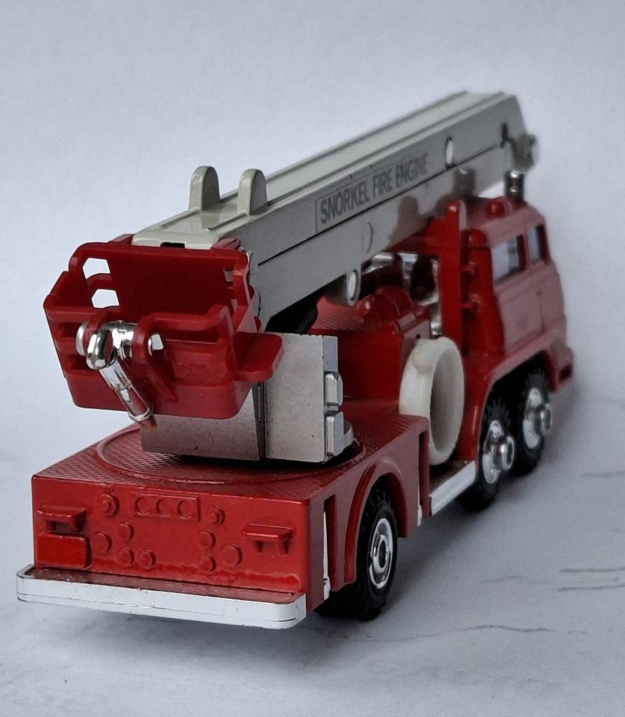 Mitsubishi Fuso T911 hoogwerker 1/80 brandweer fire, Hobby en Vrije tijd, Ophalen of Verzenden, Nieuw, Bus of Vrachtwagen