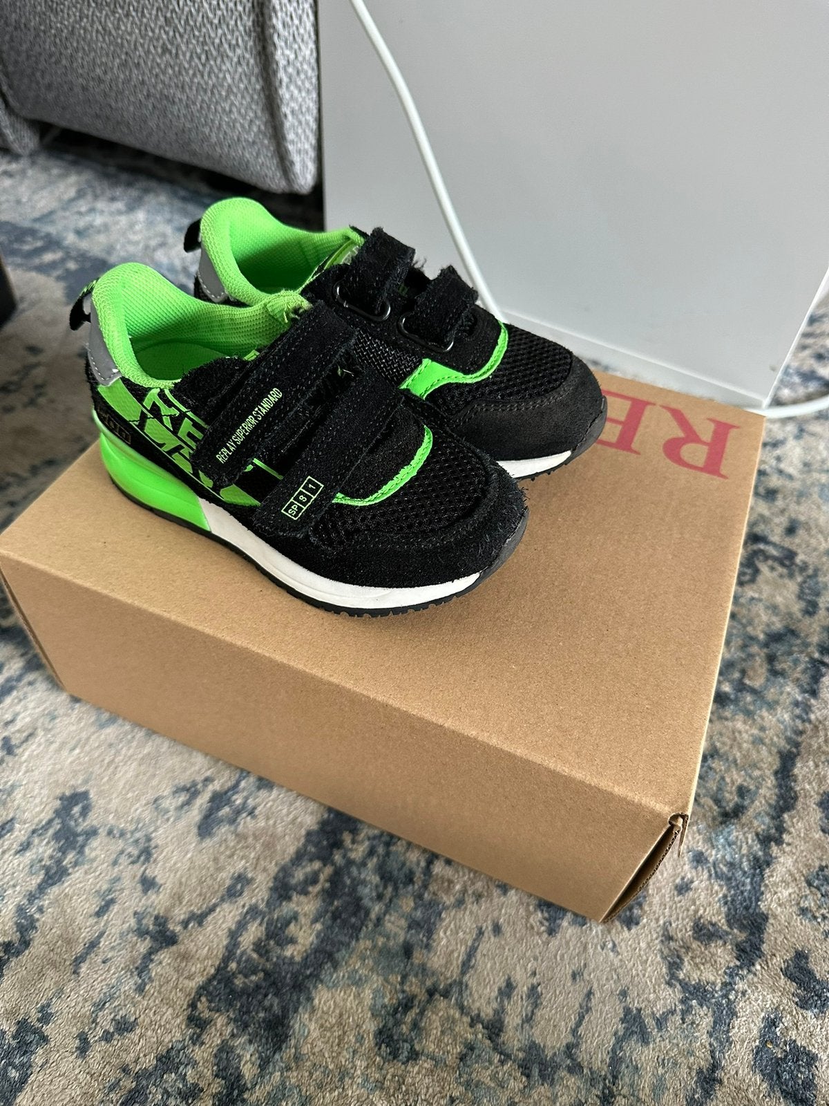 Nieuwe zwart groene gympen met klittenband Replay maat 24, Schoenen, Nieuw, Ophalen of Verzenden, Jongen