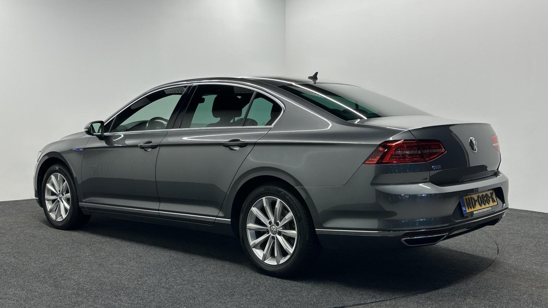Volkswagen Passat 1.4 TSI GTE Connected TREKHAAK-NAVI-DAB-ST, Auto's, Euro 6, Met garantie (alle), 1622 kg, Origineel Nederlands