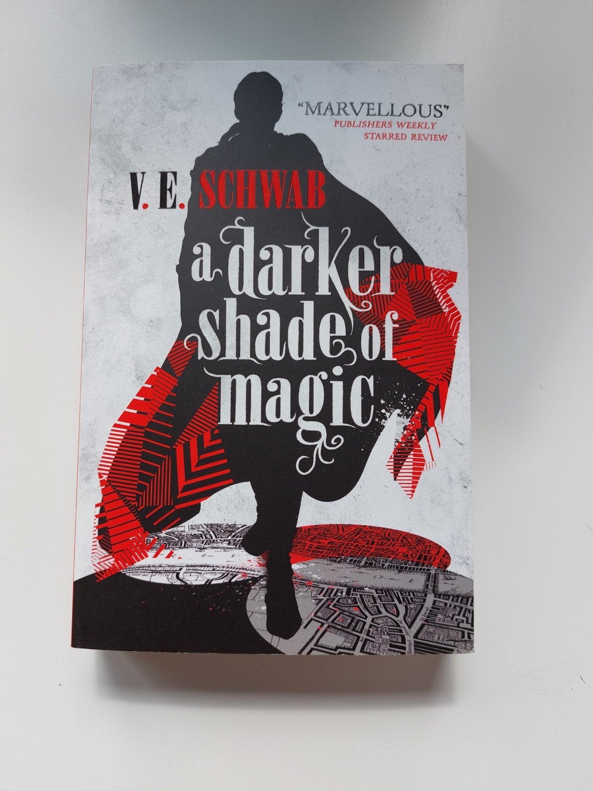 Darker Shade of Magic - V. E. Schwab, Ophalen of Verzenden, Zo goed als nieuw, V. E. Schwab