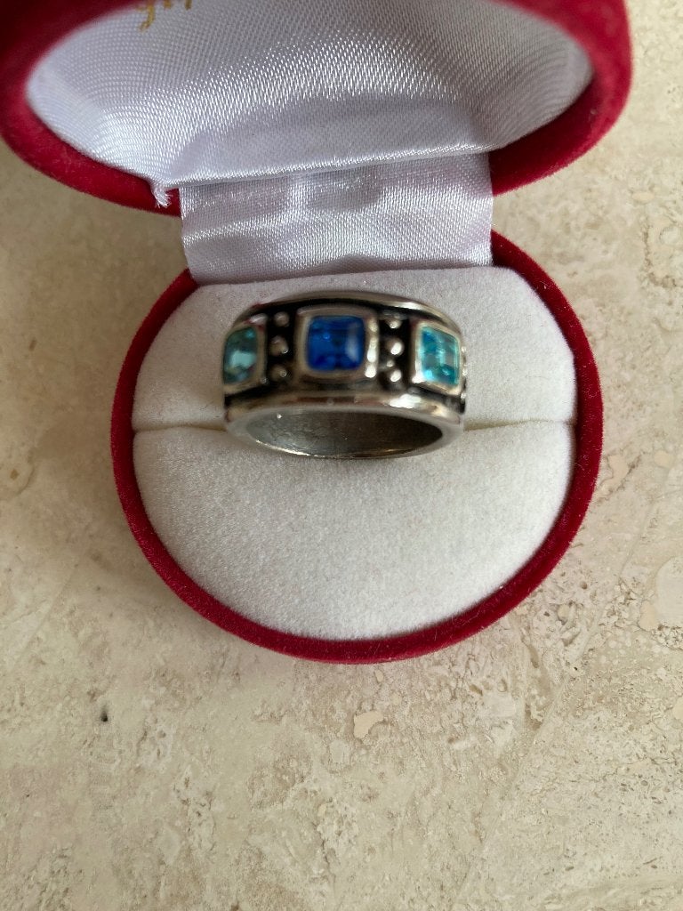 Zilverkleurige ring met blauwe steentjes, Overige materialen, Ophalen of Verzenden, Dame, Zilver