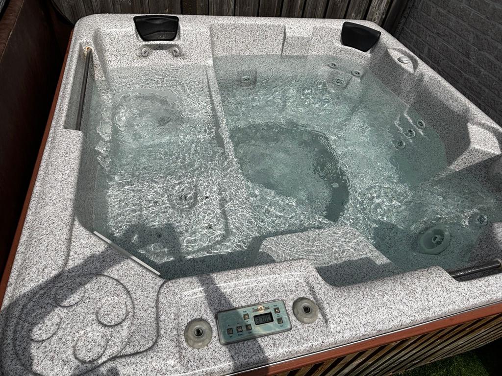 Sunbelt Spas Jacuzzi met warmtepomp te koop, Ophalen, Gebruikt