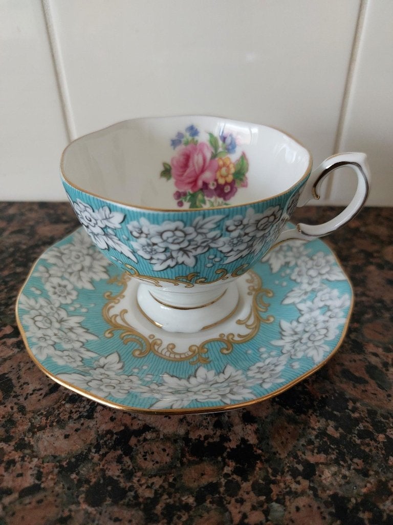 Royal Albert Enchantment kop en schotel i.z.g.st., Verzamelen, Porselein, Kristal en Bestek, Ophalen, Zo goed als nieuw, Porselein