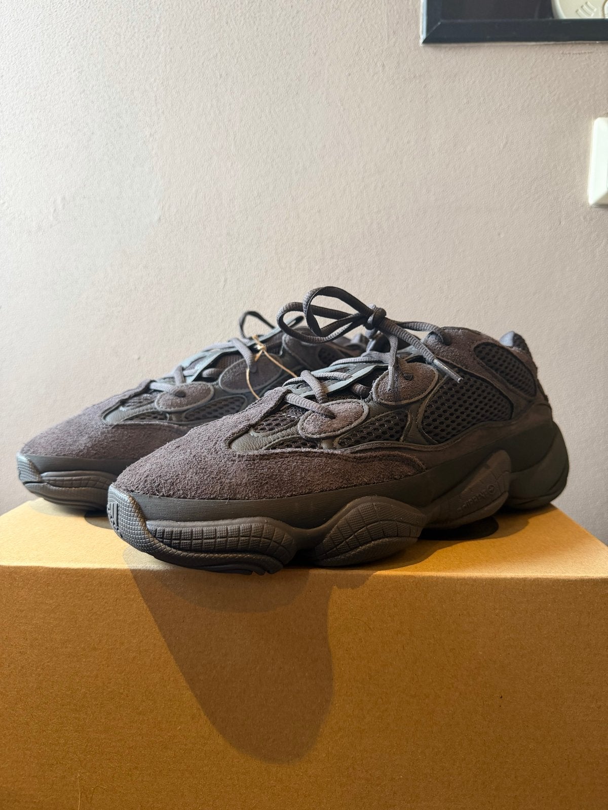 Adidas Yeezy 500 Utility Black Maat 43 1/3 - Nieuw, Zwart, Nieuw, Ophalen of Verzenden, Sneakers of Gympen