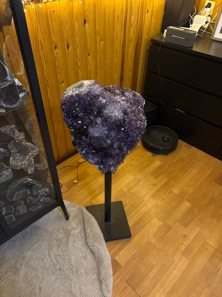 Grote Amethist Geode Hartvormig op Standaard - 29,9 kg, Ophalen, Zo goed als nieuw