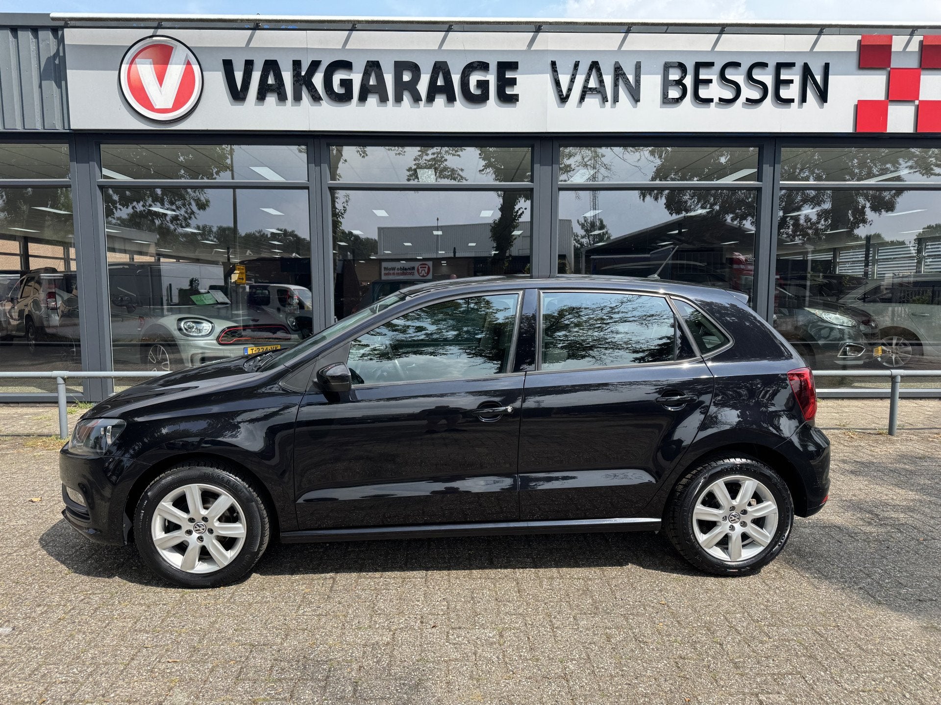 Volkswagen Polo 1.0 First Edition AIRCO-TREKHAAK-5DRS, Auto's, Euro 6, Zwart, Bedrijf, Handgeschakeld