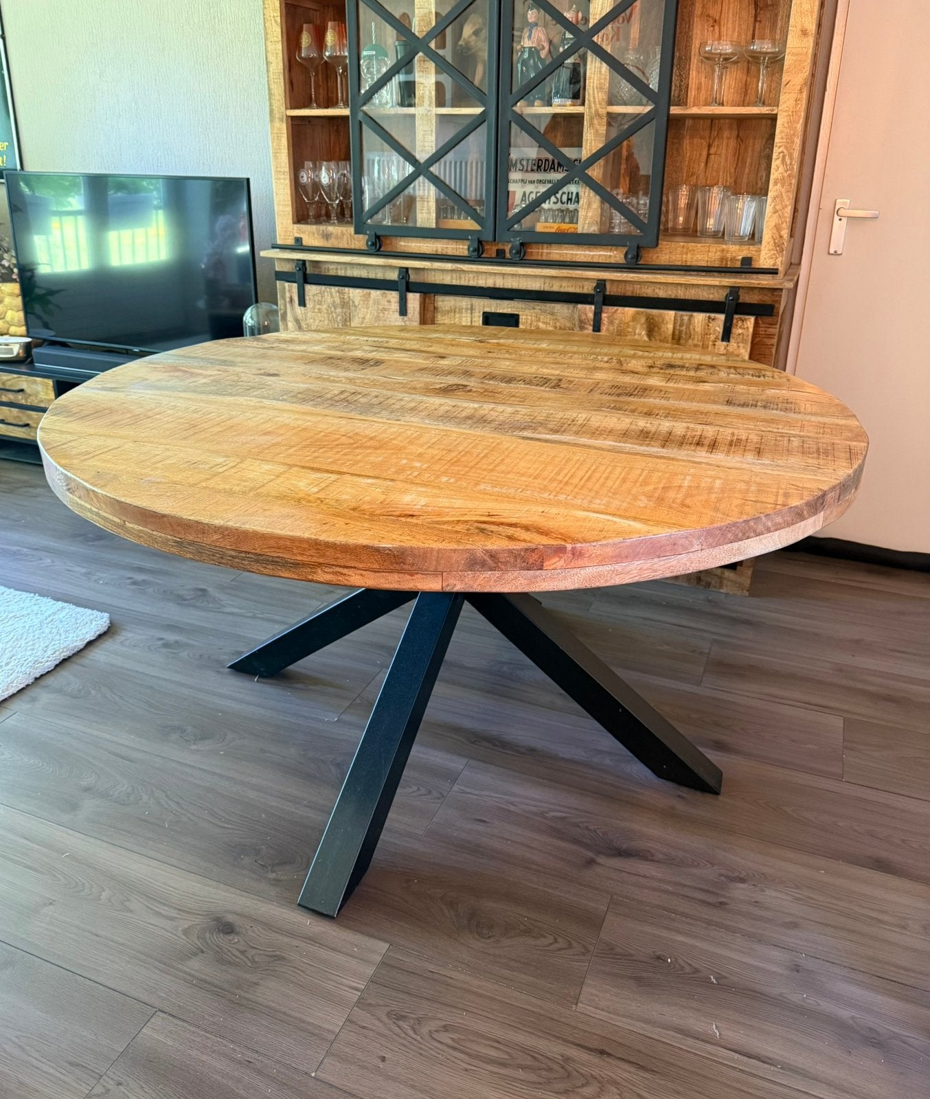 Ronde Eettafel Mangohout met Zwart Metalen Spinpoot, Huis en Inrichting, Tafels | Eettafels, Ophalen, Zo goed als nieuw, Rond
