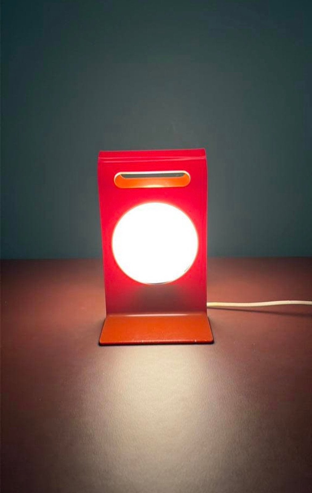 Vintage SpaceAge Artemide kunststof roodbruine tafellamp.698, Met schakelaar, Zo goed als nieuw, Rood, Bureaulamp