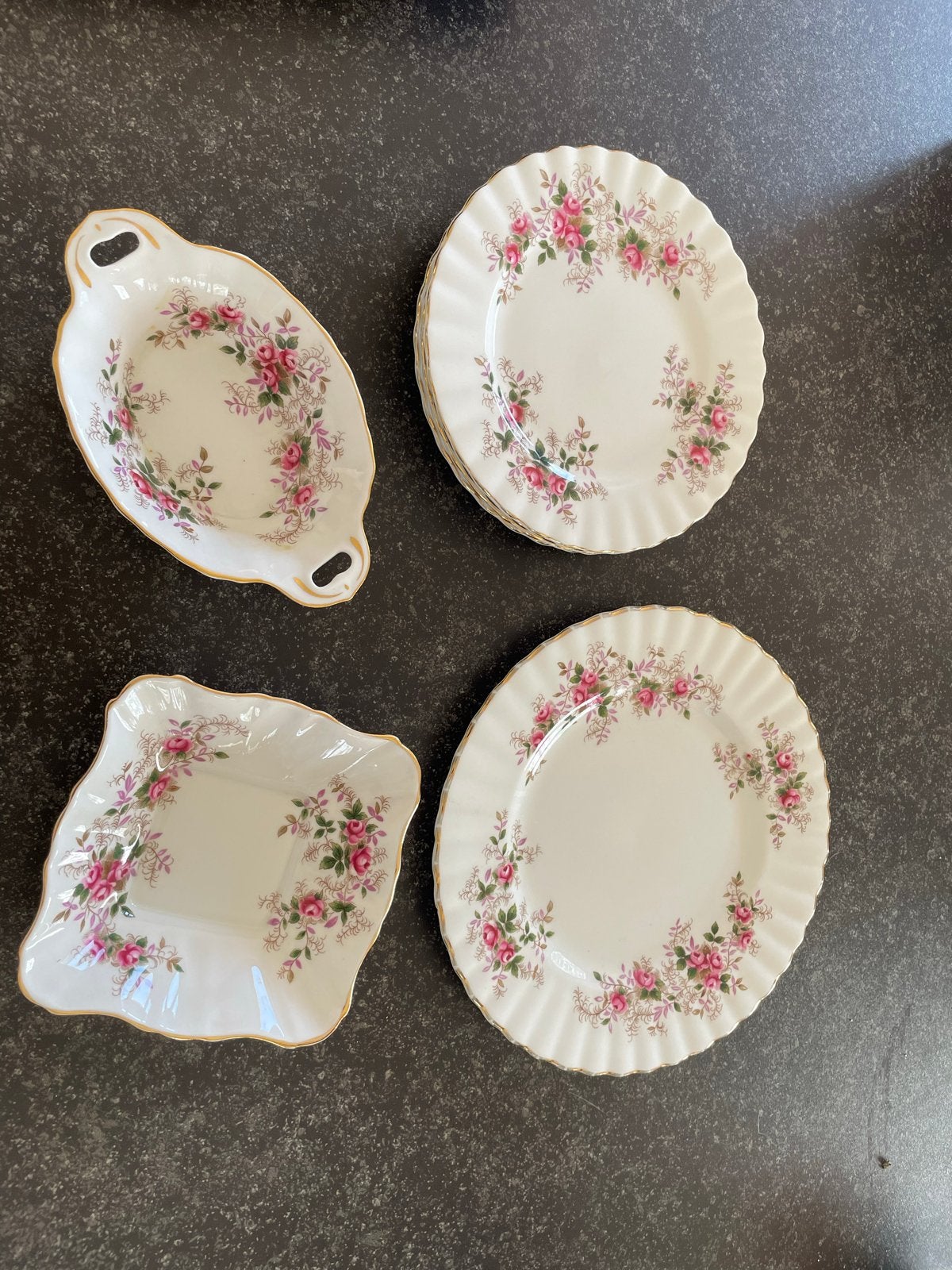 Royal Albert servies: gebaksbordjes en schaaltjes, Klassiek, Ophalen of Verzenden, Zo goed als nieuw, Bord(en)
