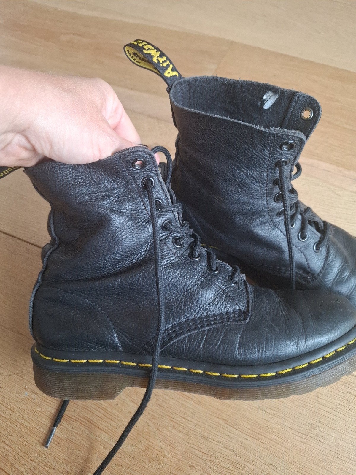 Dr. Martens mt 38 zacht leer met wit hartje, Ophalen of Verzenden, Gedragen, Zwart