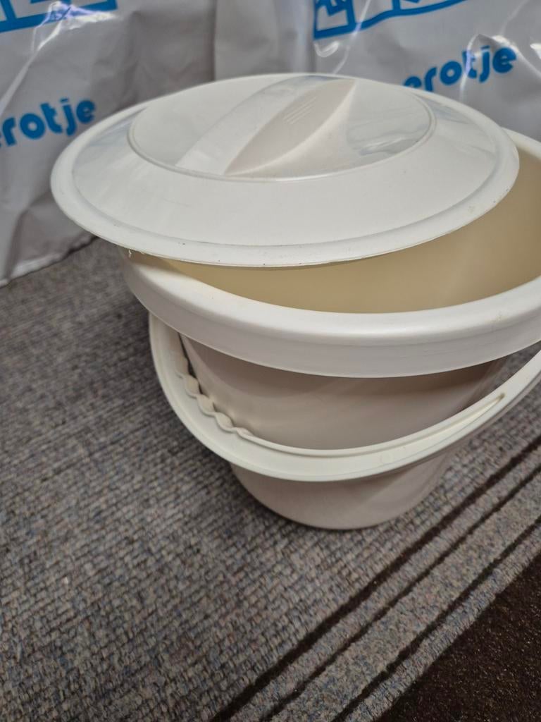 Witte luieremmer met deksel, Ophalen