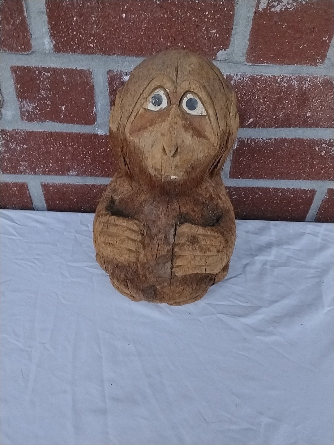 Unieke handgesneden kokosnoot aap sculptuur, Natuurlijk materiaal, Ophalen of Verzenden, 20 - 50 cm, Beeld