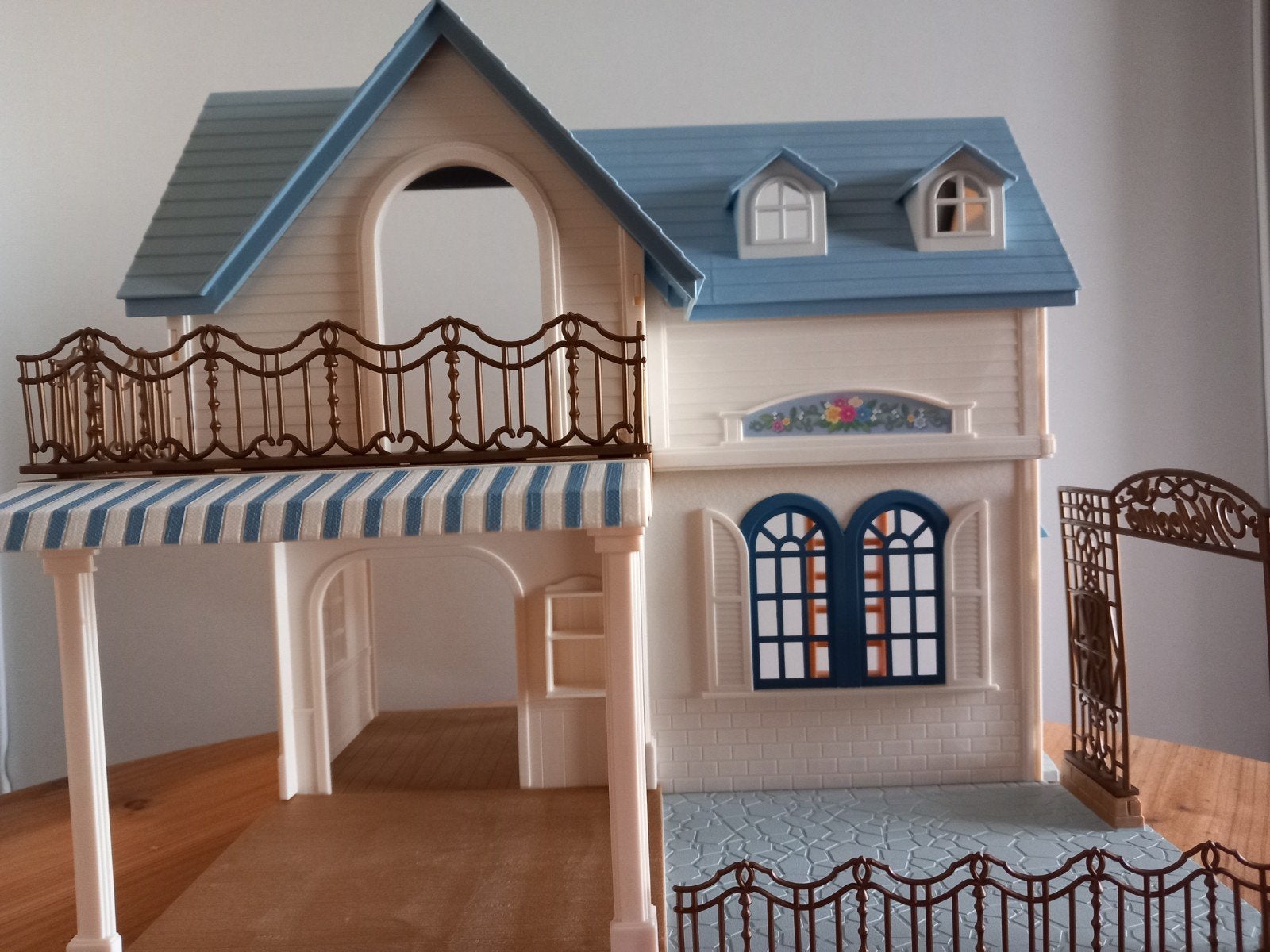 Sylvanian Families courtyard/groot huis/blauw dak nieuw, Ophalen of Verzenden, Nieuw, Poppenhuis