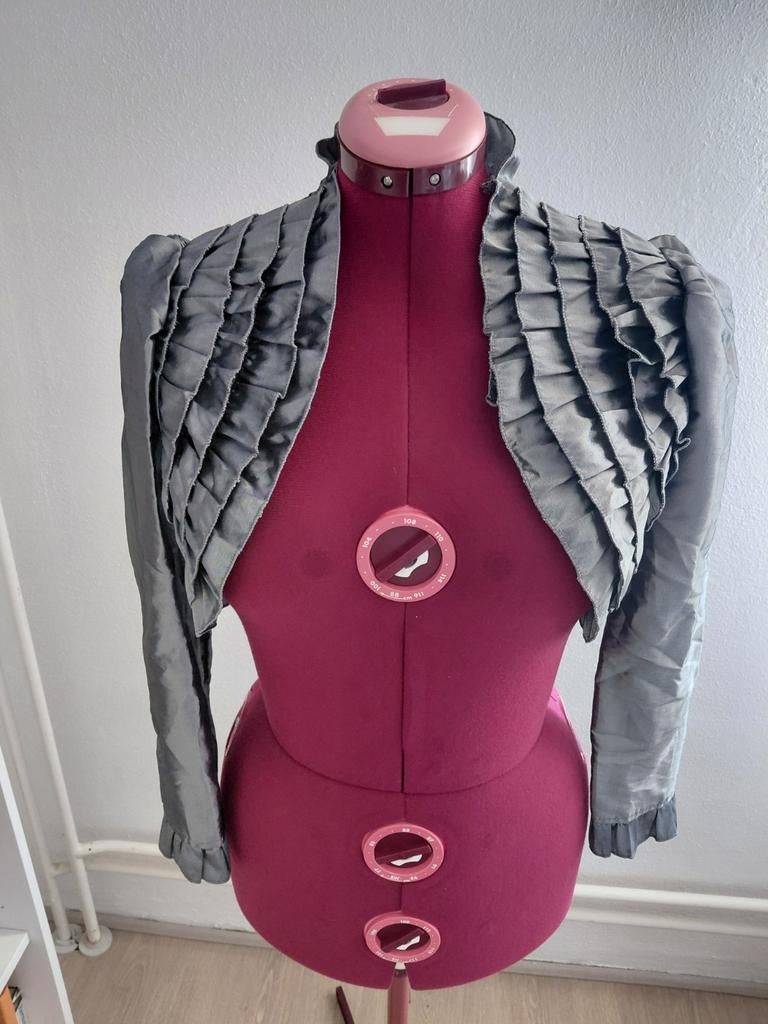 Zilverkleurig bolero jasje met ruches, maat M, Eigen creatie, Ophalen of Verzenden