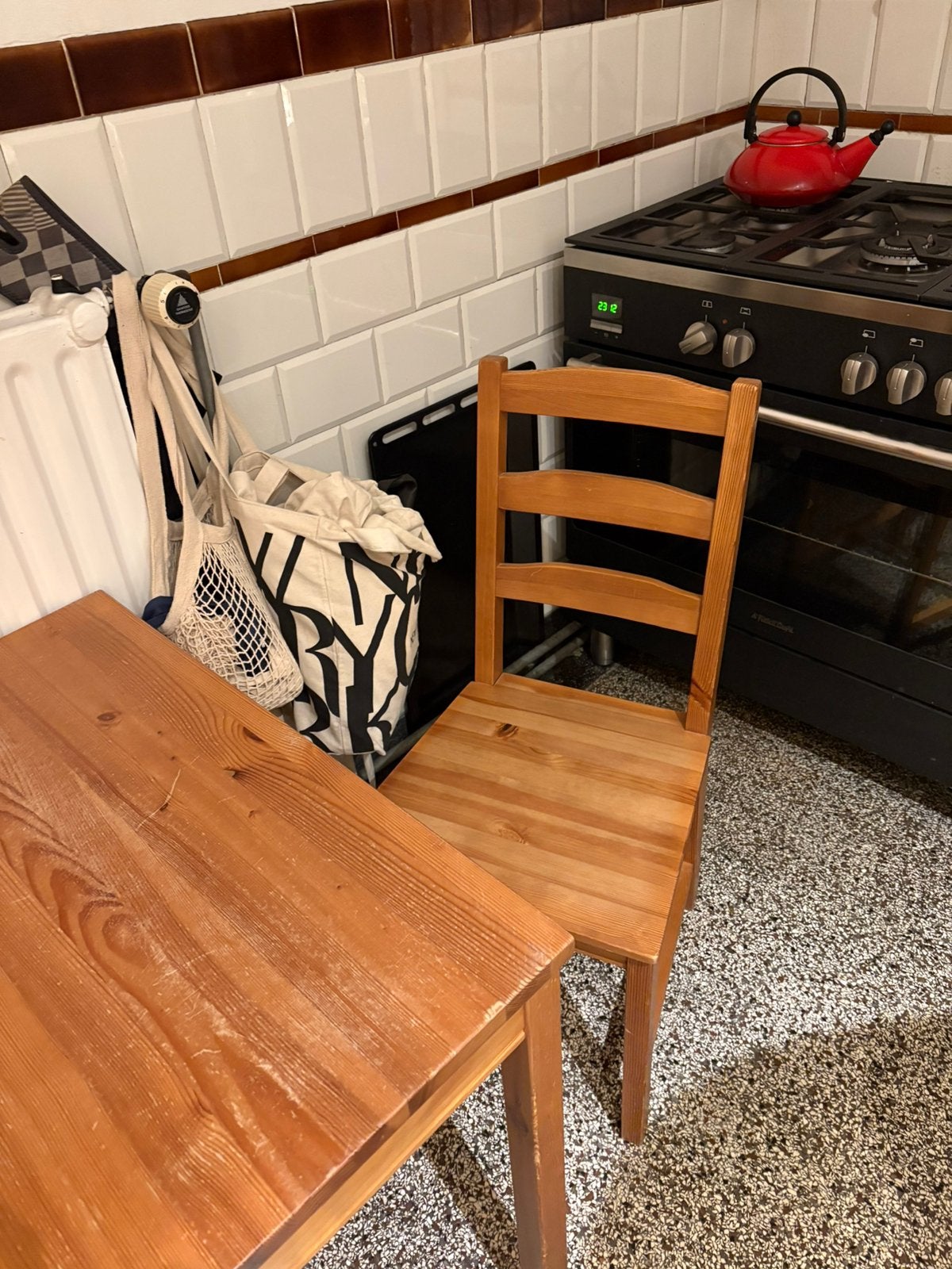 Gratis 2 houten keukenstoel / stookhout, Tuin en Terras, Buitenkeukens, Ophalen, Zo goed als nieuw, Gas