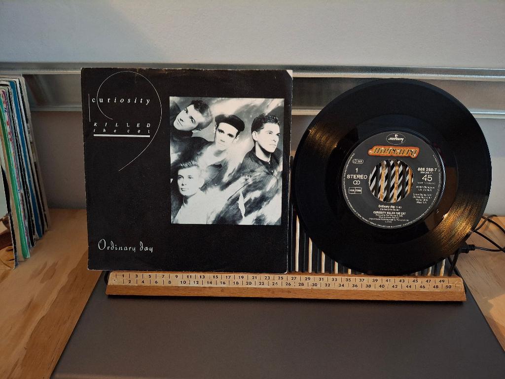 Curiosity Killed The Cat - Ordinary Day(909) 1 euro, 7 inch, Ophalen of Verzenden, Zo goed als nieuw, Pop