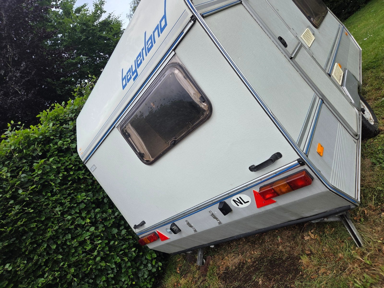 Beyerland Vitesse 380/2 Caravan - Compact en Compleet, Caravans en Kamperen, Koelkast, Particulier, Tot en met 4, 500 - 750 kg