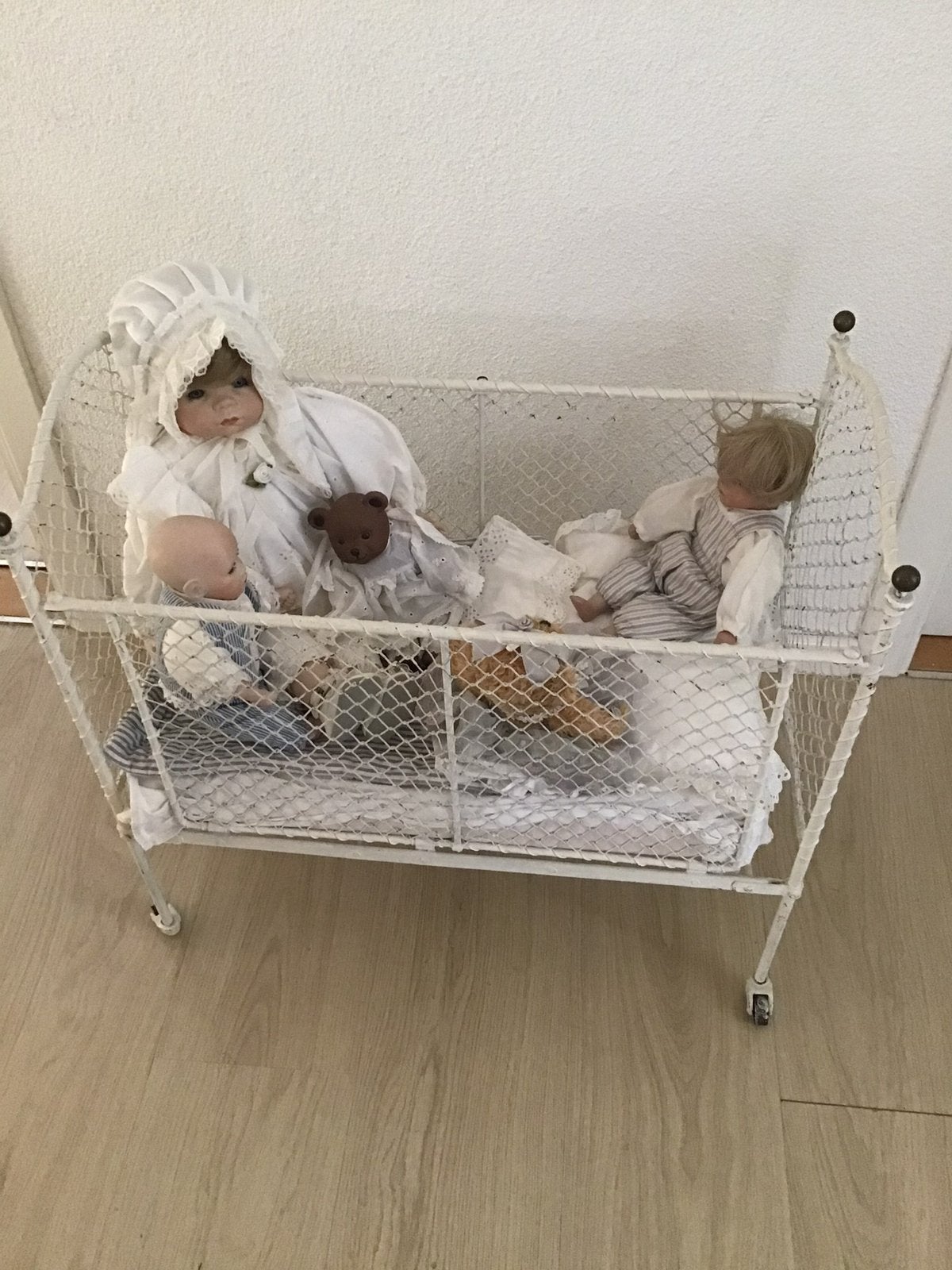 Poppen ledikantje met hemelje zie svp tekst, Antiek en Kunst, Ophalen