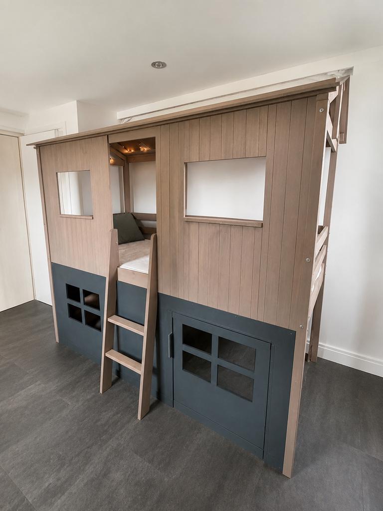 Huisjes bed halfhoogslaper, Kinderen en Baby's, Kinderkamer | Stapelbedden en Hoogslapers, Ophalen, Zo goed als nieuw, Halfhoogslaper