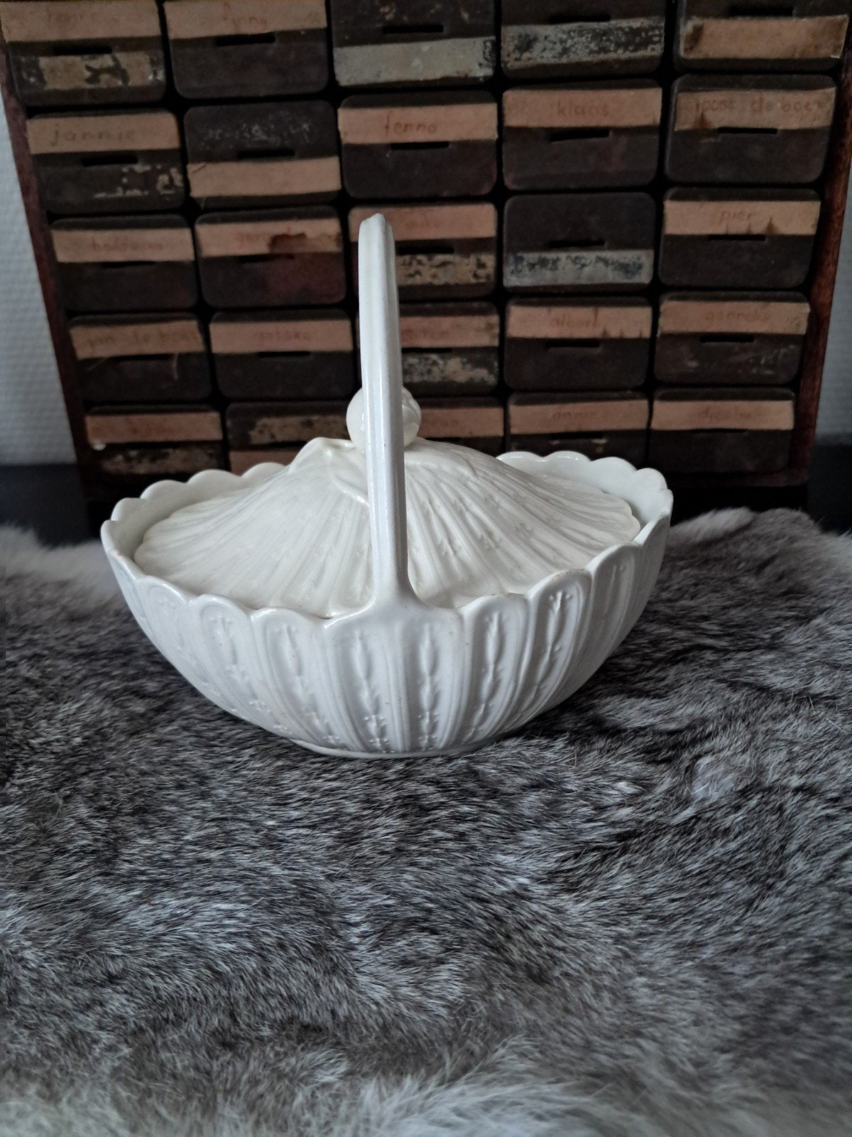 Antieke Wedgwood creamware bonbonnière. 1887, Antiek en Kunst, Ophalen of Verzenden
