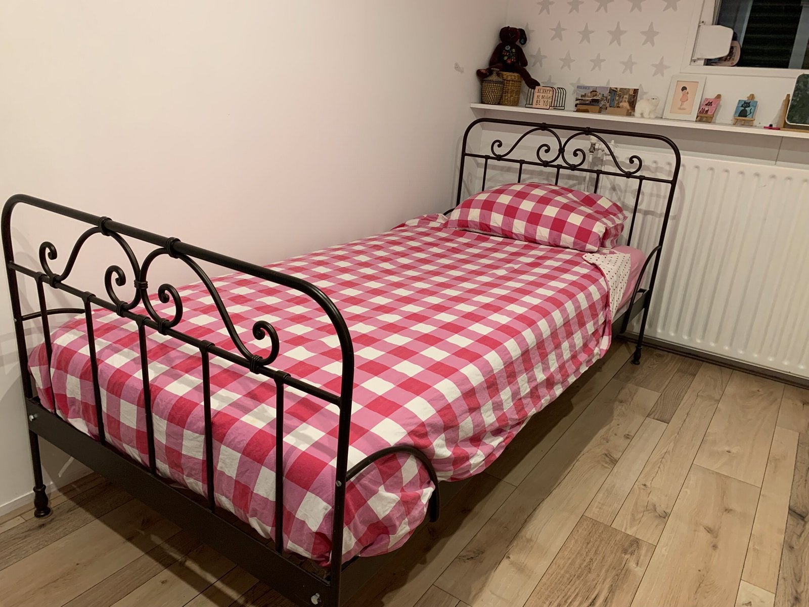 Stevig stalen meisjes bed  90 x 200, Kinderen en Baby's, Kinderkamer | Bedden, Ophalen, 85 tot 100 cm, Zo goed als nieuw, Lattenbodem