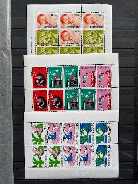 100 VELLETJES EN POSTZEGELBOEKJES NEDERLAND POSTFRIS, Postzegels en Munten, Verzenden, Na 1940, Postfris