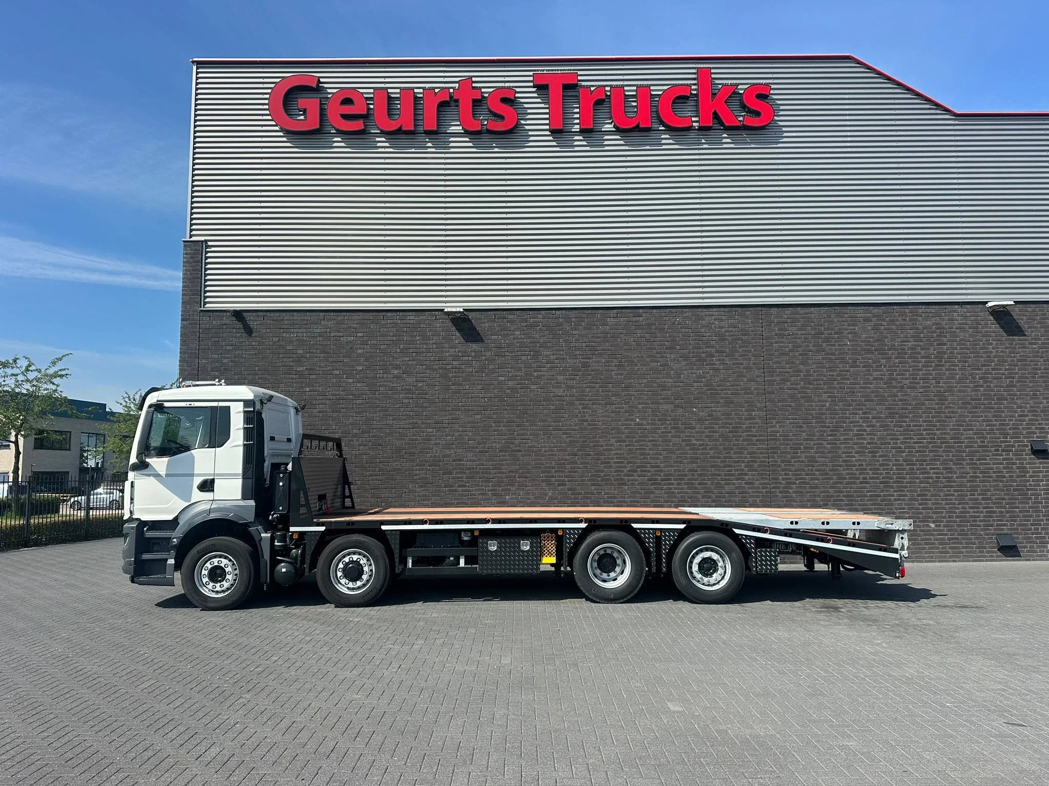 MAN TGS 35.520 8X2 OPRIJWAGEN/MACHINE TRANSPORTER/PLATEAU/, Automaat, Euro 6, MAN, Wit