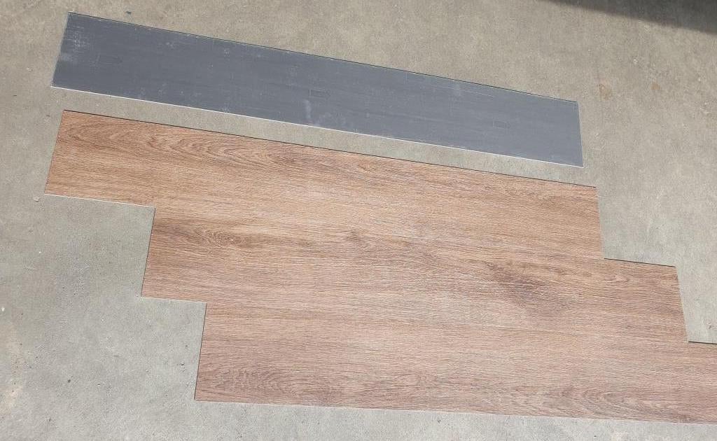 Restpartij 57 m2 Plak PVC. Colour 202-Deep Oak., Huis en Inrichting, Stoffering | Vloerbedekking, Ophalen, LG Hausys, Bruin, Lyoner Str. 30, 528 Frankfurt, Duitsland