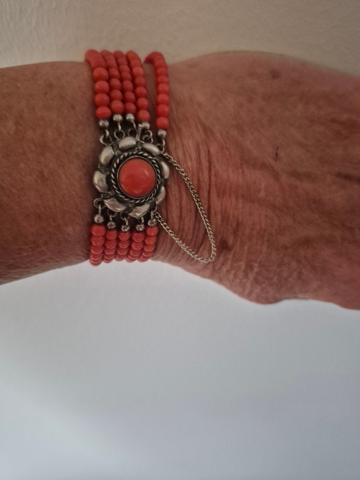 Vintage Koraal Armband met Zilveren Sluiting, Gebruikt, Oranje, Ophalen of Verzenden, Met bedels of kralen