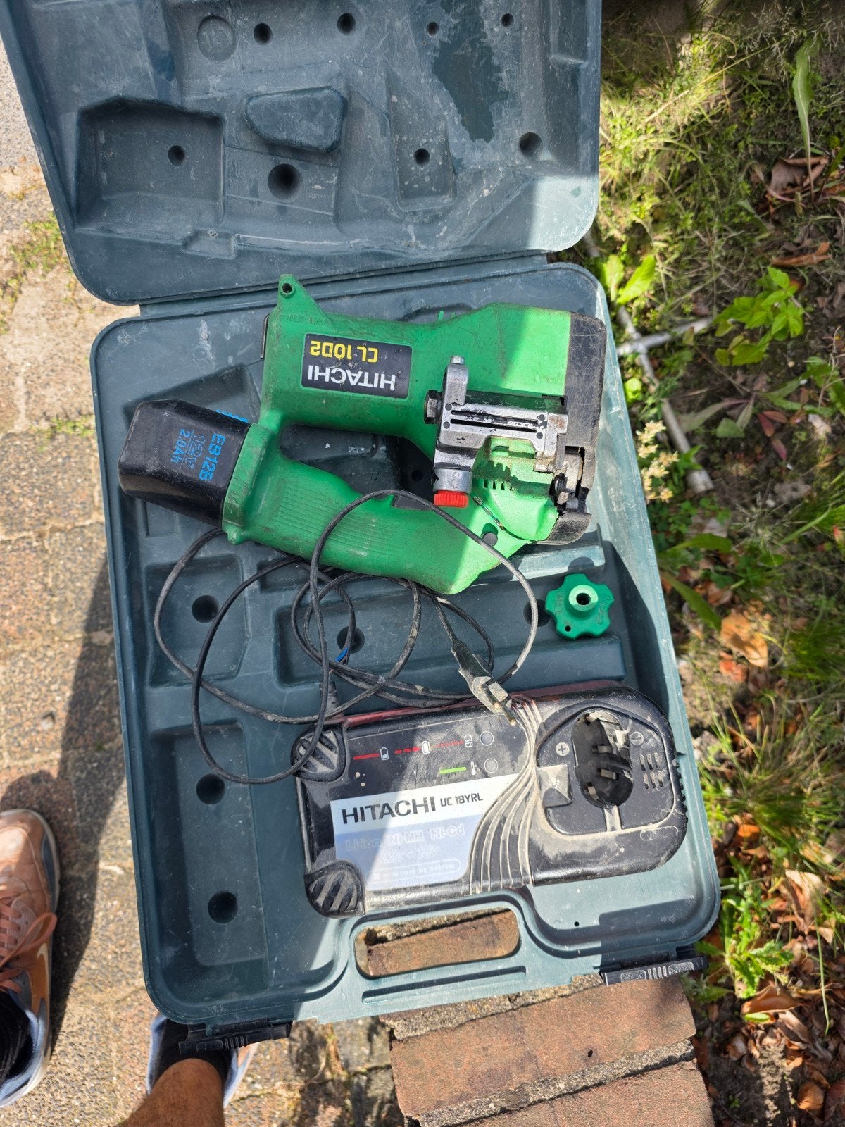 Hitachi Draadeindknipper CL10D2 met lader en accu, Ophalen of Verzenden, Gebruikt, Overige typen