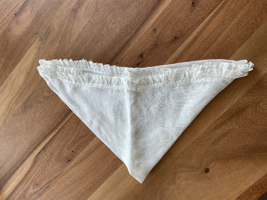 Antieke klederdracht doek ( Tipdoek ), Ophalen of Verzenden, Dames, Onbekend