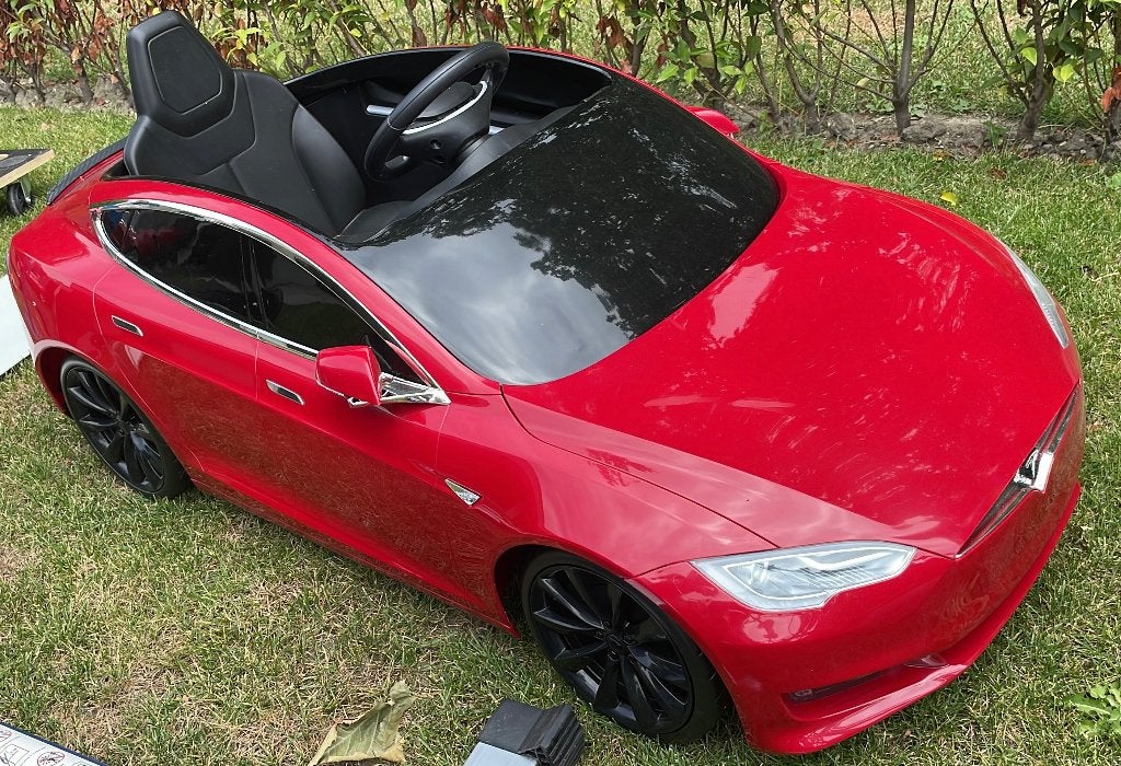 Rode elektrische Tesla kinderauto – ongebruikt // rijdt niet, Kinderen en Baby's, Zo goed als nieuw