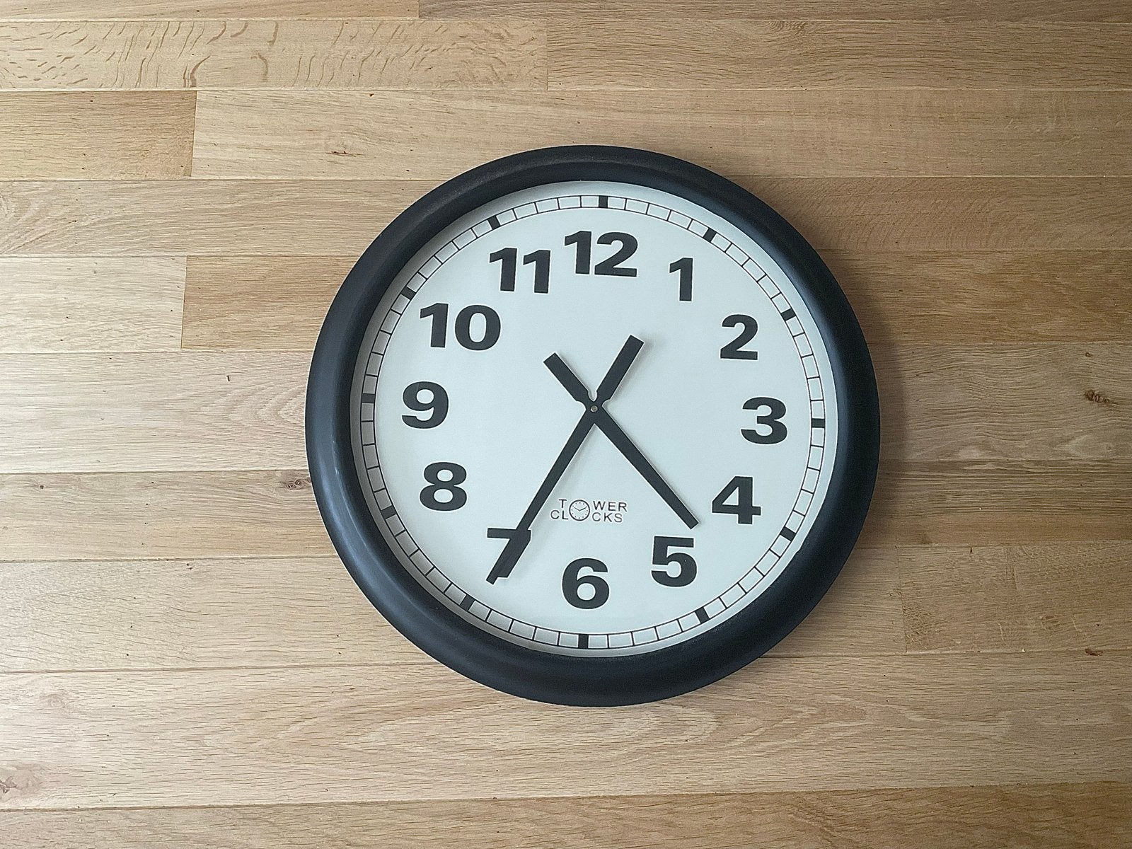 Moderne zwarte wandklok 60 cm doorsnede (GROOT), Ophalen, Analoog, Overige merken, Wandklok
