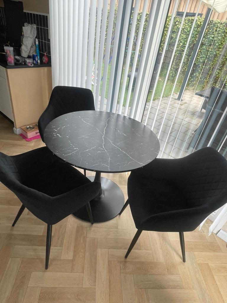 Marmer look eettafel met velvet stoelen, Huis en Inrichting, Ophalen, Zo goed als nieuw
