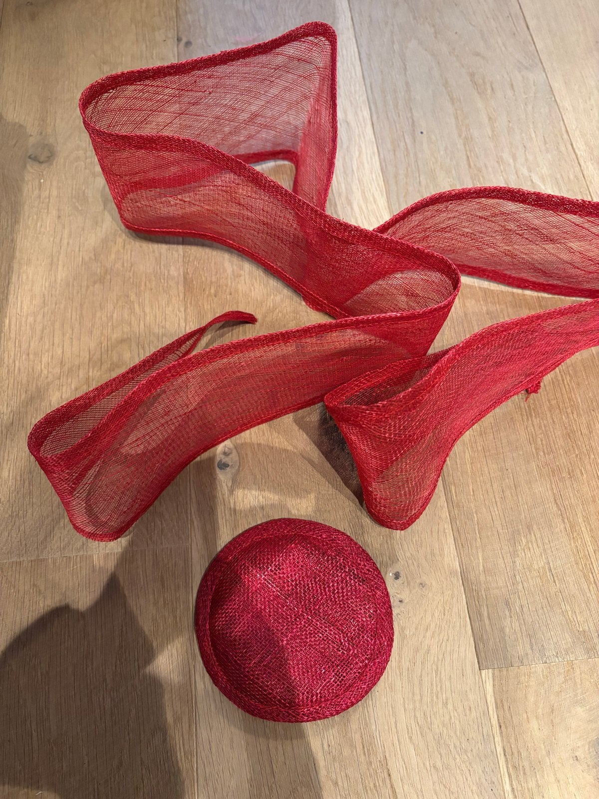 Rode sinamay hoed of fascinator materiaal, Verzenden, Nieuw, One size fits all, Hoed