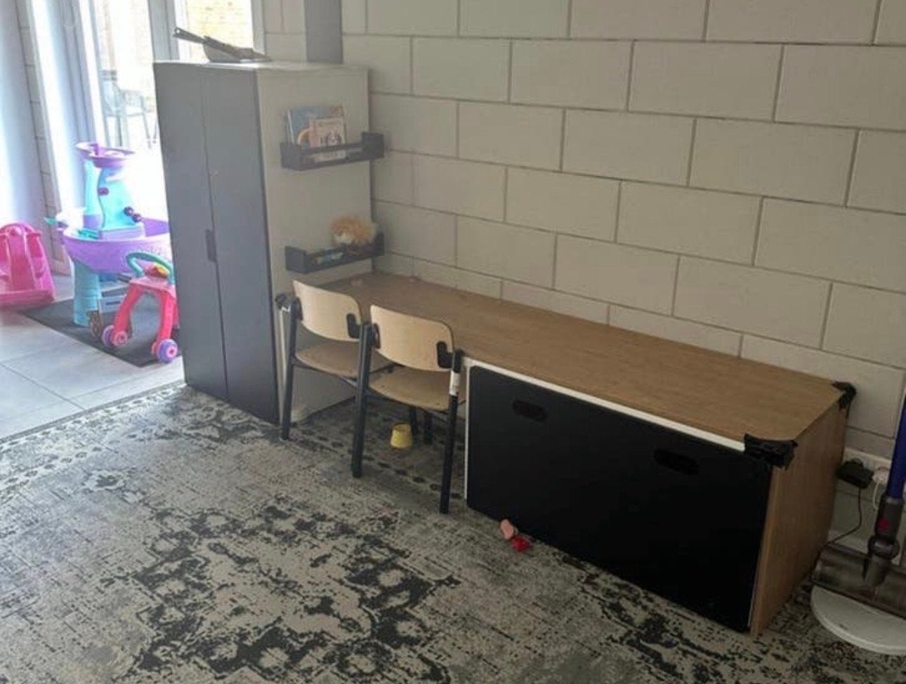IKEA bureau met 2 stoeltjes en veel opbergruimte, Ophalen, Gebruikt
