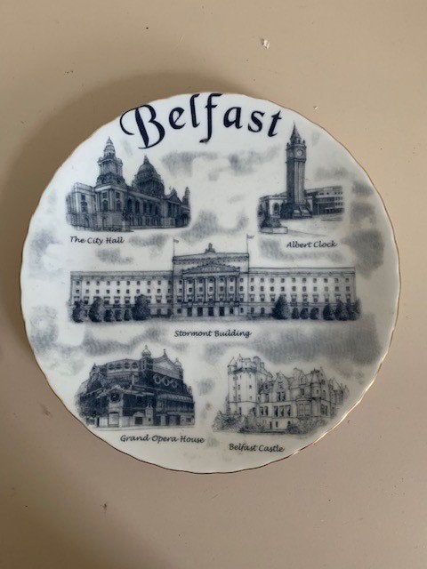 Mooi zwart wit gedecoreerd wandbord / sierbord belfast., Antiek en Kunst, Ophalen